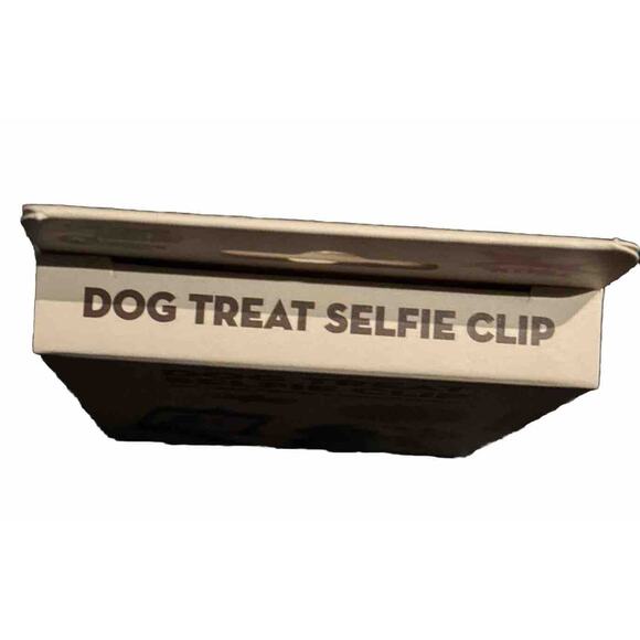 Dog Treat Cell Phone Selfie Clip Get That Perfect Pooch Shot by Kikkerland - NEW - Picture 3 of 3